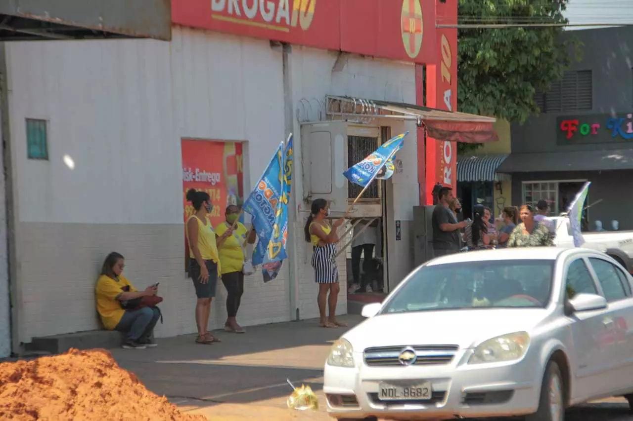 Candidatos podem entregar santinhos e fazer carreatas até amanhã Candidatos podem entregar santinhos e fazer carreatas até amanhã