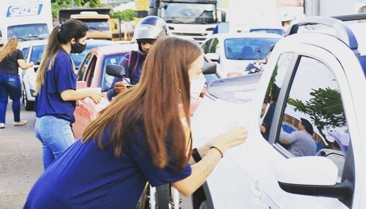 Candidatos têm até 22h deste sábado para distribuir santinho e fazer carreata