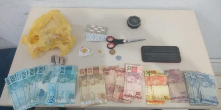 Mulher de 21 anos presa pela PM disse que chegava a vender 40 porções de crack por dia pelo valor de R$ 10,00 