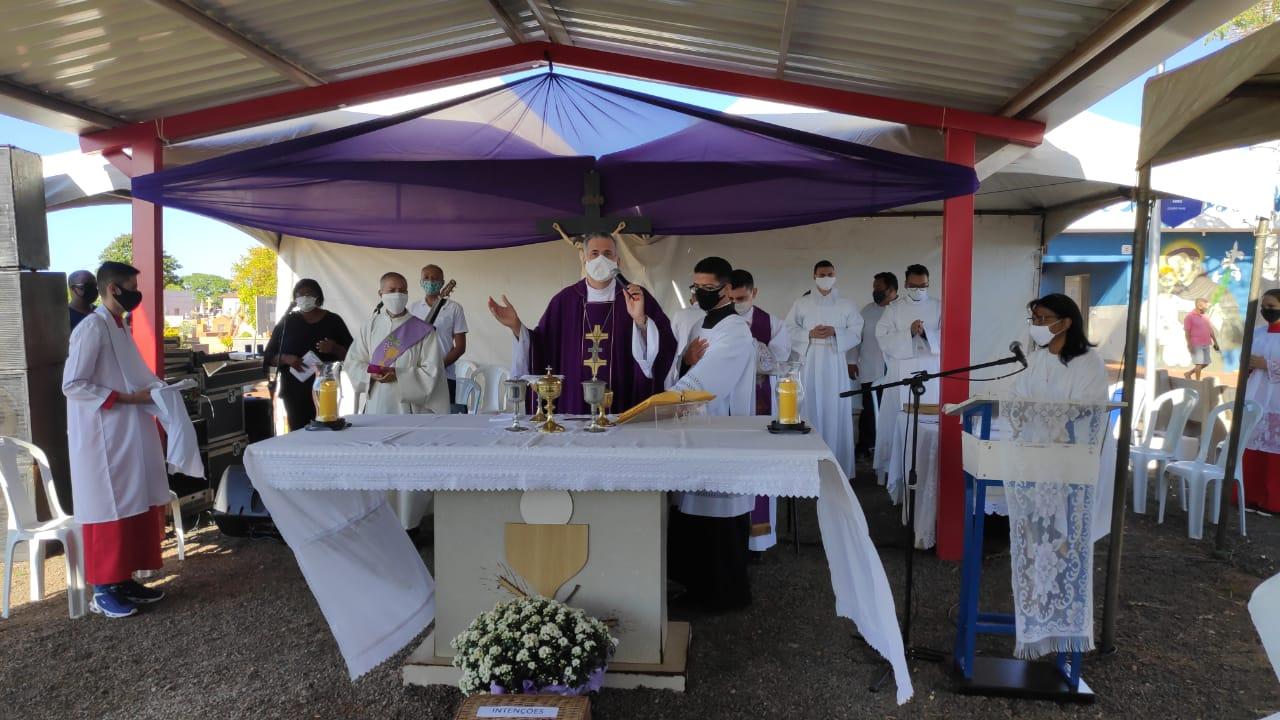Dia de Finados recebe missa celebrada pelo Bispo Dom Luiz Knupp em Três Lagoas