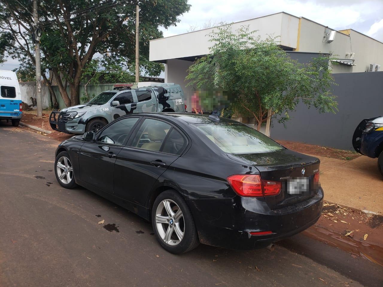 Em carro de luxo, médico oftalmologista é preso com drogas que chegaram em encomenda nos Correios Em carro de luxo, médico oftalmologista é preso com drogas que chegaram em encomenda nos Correios