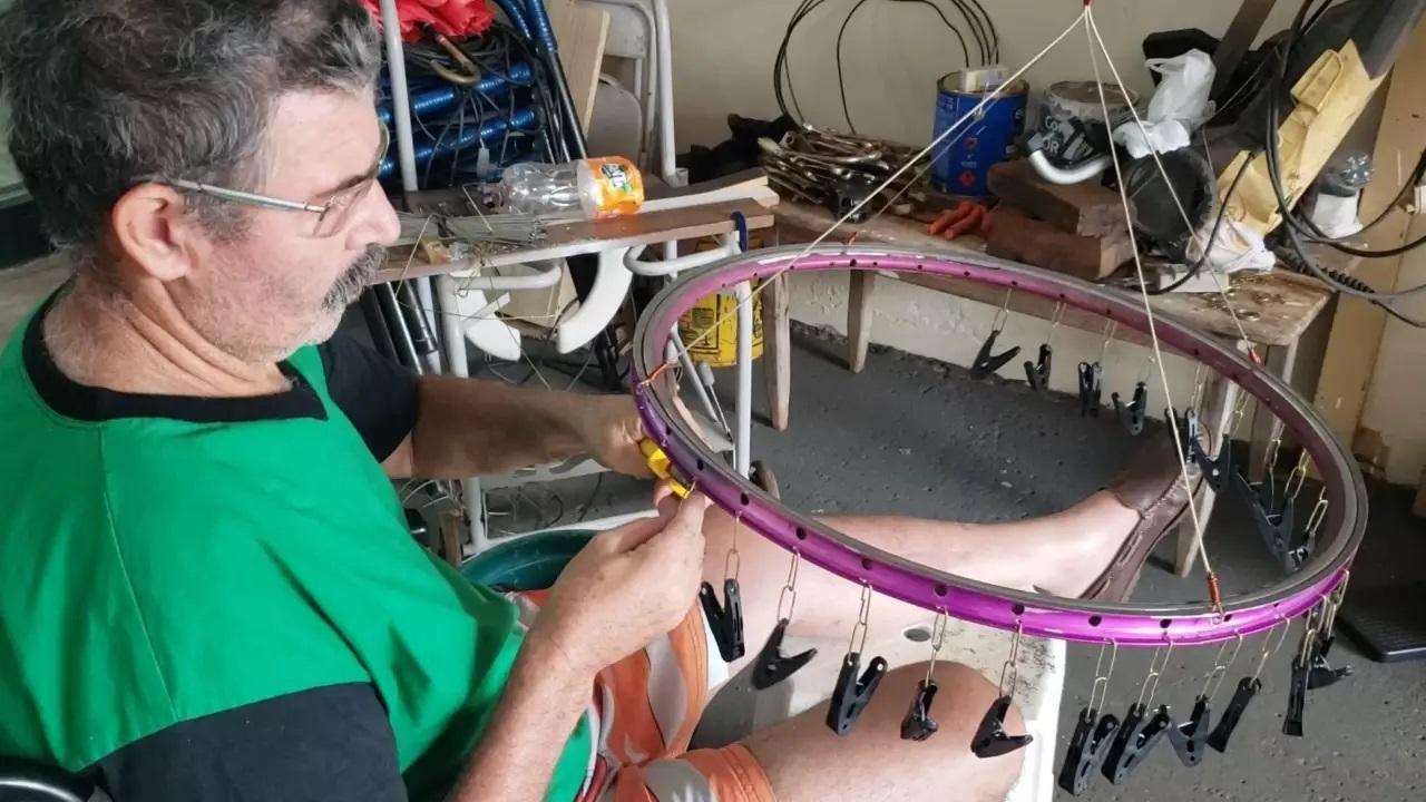 Em Costa Rica, preso à cadeira de rodas, pedreiro faz varal com aro de bike para sobreviver Em Costa Rica, preso à cadeira de rodas, pedreiro faz varal com aro de bike para sobreviver