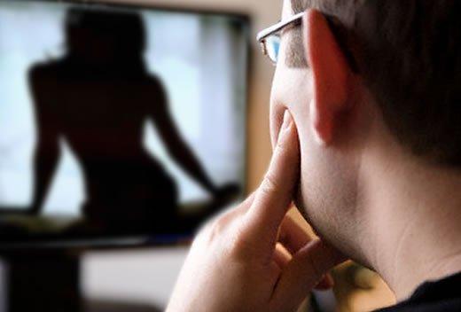 Em Costa Rica, tarado assedia atendente em rodoviária e vai preso vendo pornô