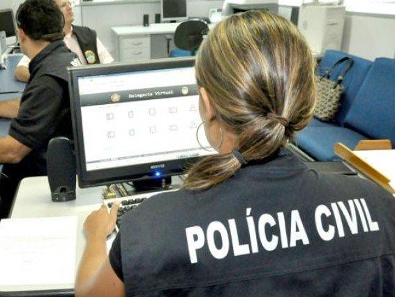 Embriagada e com criança no colo, mulher invade casa e joga balde de água fria no ex-amásio Embriagada e com criança no colo, mulher invade casa e joga balde de água fria no ex-amásio