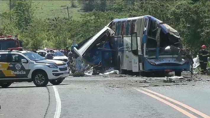 Empresa responsável por ônibus que colidiu com caminhão e matou 41 pessoas é clandestina Empresa responsável por ônibus que colidiu com caminhão e matou 41 pessoas é clandestina