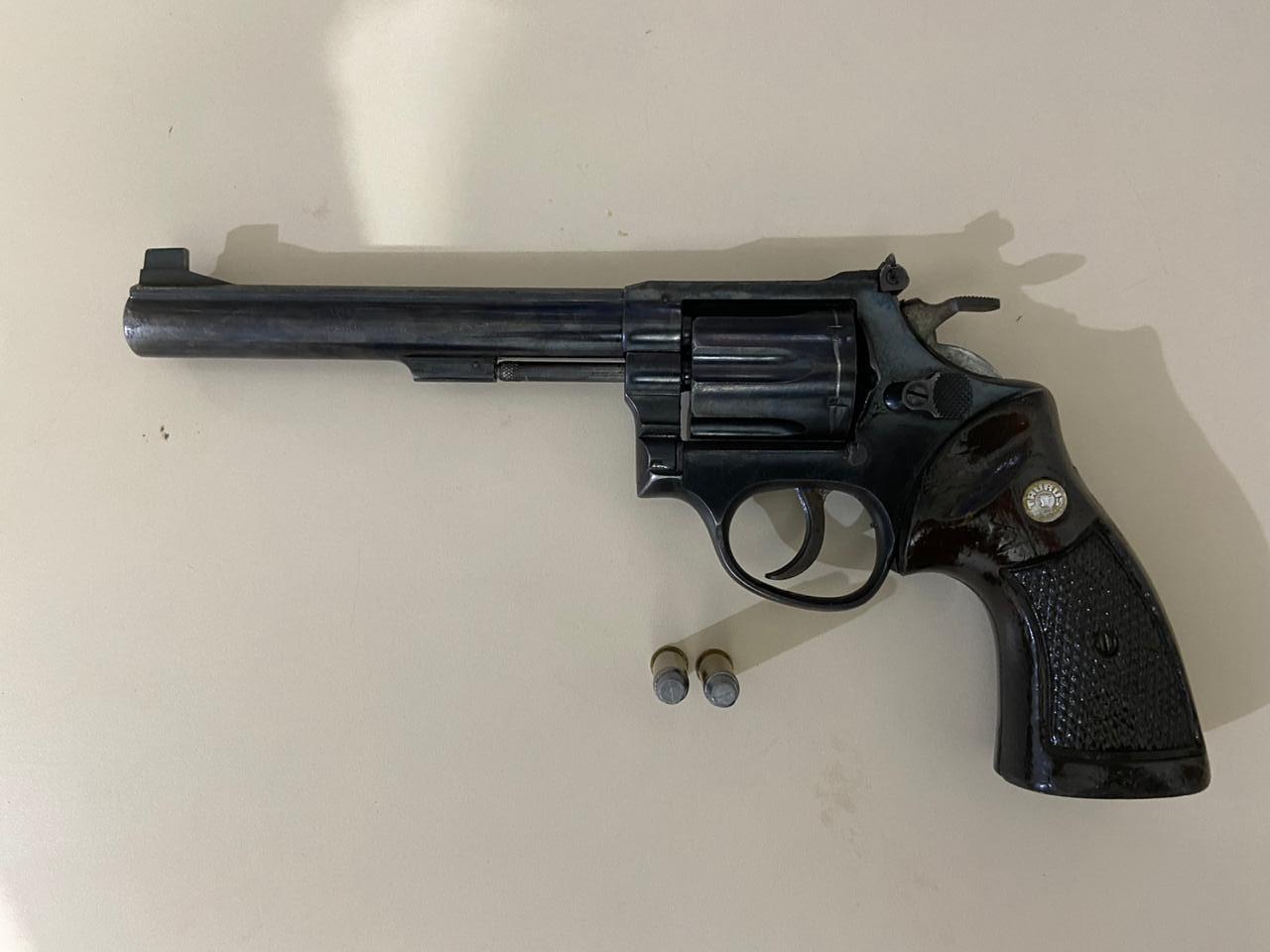 Homem é preso por porte ilegal de arma e embriaguez ao volante em Três Lagoas