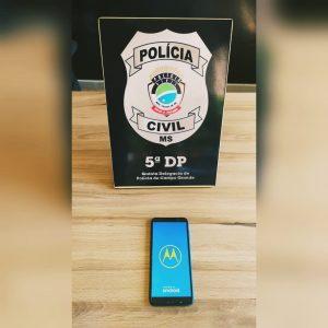 Mulher é presenteada com celular furtado da vitrine de loja em shopping