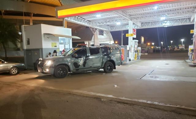 Assaltante se passa por cliente e leva R$ 1 mil em posto de combustível