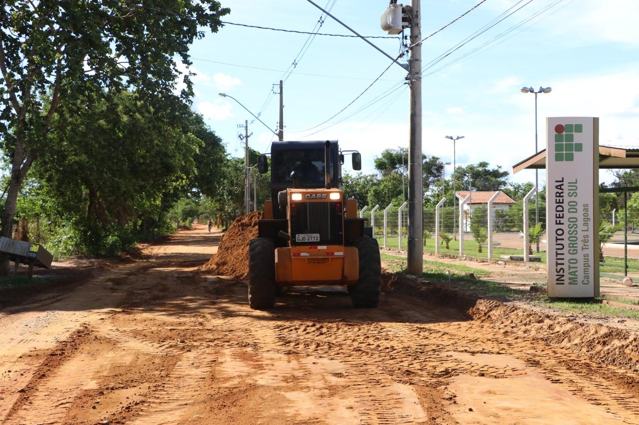Prefeito ouve reinvindicação de moradores e inicia pavimentação asfáltica da rua de acesso ao IFMS
