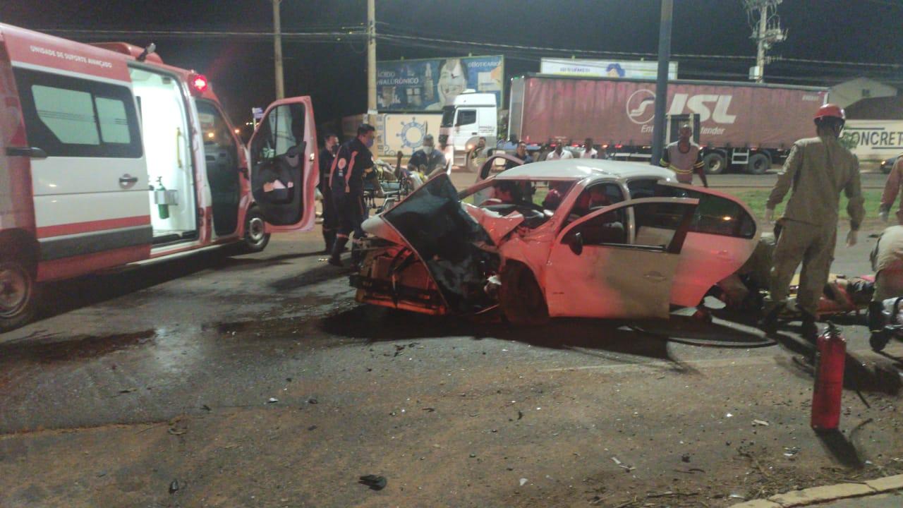 Sete pessoas, incluindo uma criança, foram socorridas em estado grave após acidente entre carro e carreta Sete pessoas, incluindo uma criança, foram socorridas em estado grave após acidente entre carro e carreta