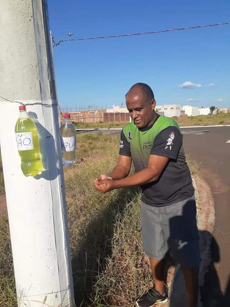 Três-lagoense recolhe latinhas para comprar presentes de Natal para crianças