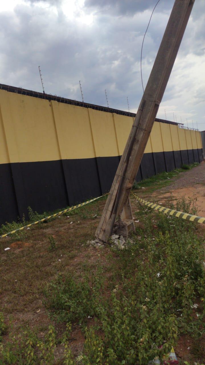 Avenida de Três Lagoas é interditada após risco de queda de poste de energia elétrica Avenida de Três Lagoas é interditada após risco de queda de poste de energia elétrica
