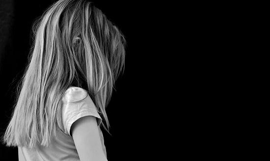 Ao voltar em casa para buscar óculos, mulher flagra o amásio abusando de sua neta de 5 anos Ao voltar em casa para buscar óculos, mulher flagra o amásio abusando de sua neta de 5 anos