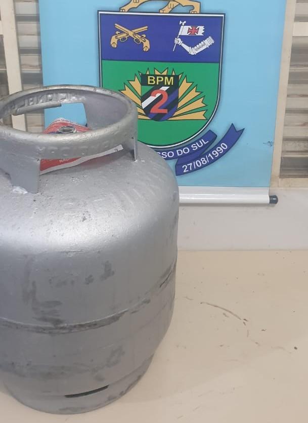 Policial de folga prende duas pessoas que haviam furtado botijão de gás Policial de folga prende duas pessoas que haviam furtado botijão de gás