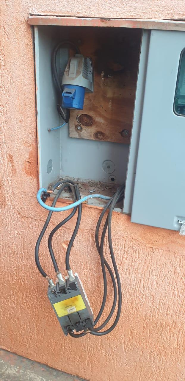 Comerciante detém ladrão de fios e aciona a polícia Comerciante detém ladrão de fios e aciona a polícia