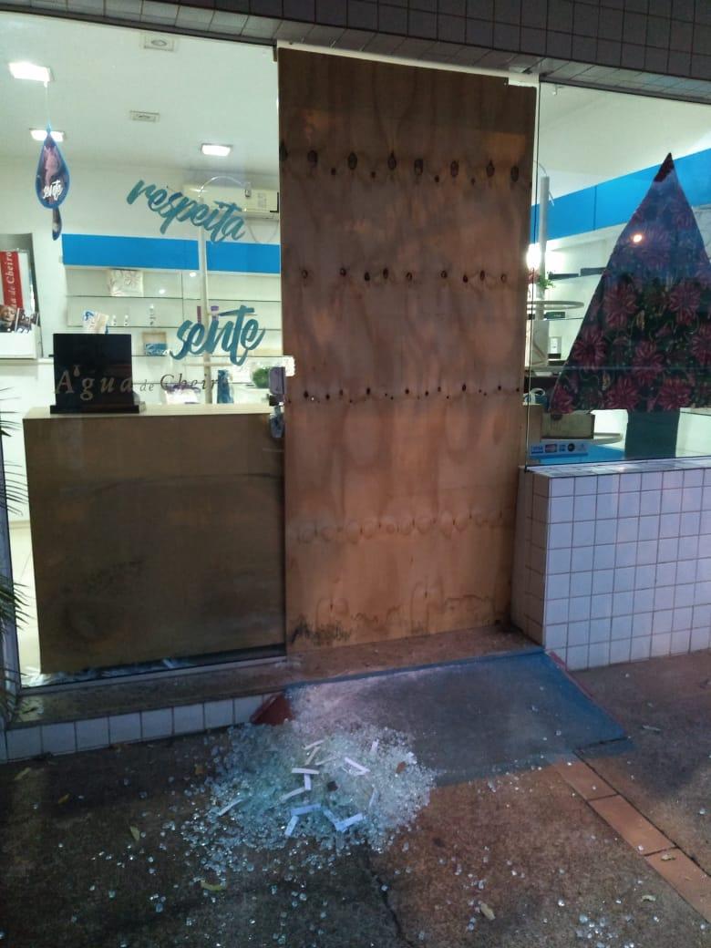 Loja de perfumes é invadida e furtada na madrugada deste sábado Loja de perfumes é invadida e furtada na madrugada deste sábado