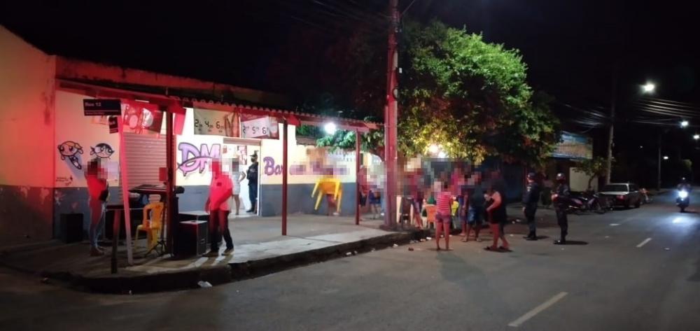PM e Vigilância flagram bar que além de ter aglomeração de pessoas, tinha até música ao vivo PM e Vigilância flagram bar que além de ter aglomeração de pessoas, tinha até música ao vivo