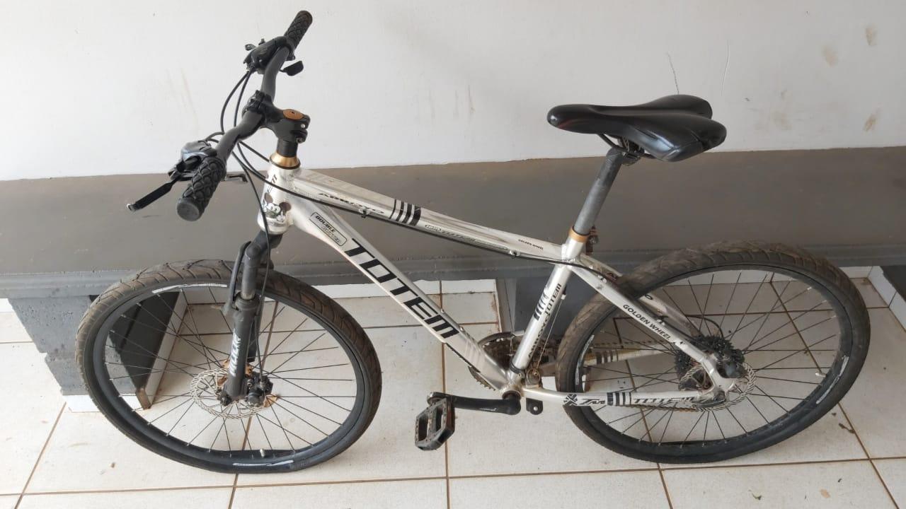 Polícia procura por dono de bicicleta encontrada abandonada no bairro Vila Haro Polícia procura por dono de bicicleta encontrada abandonada no bairro Vila Haro