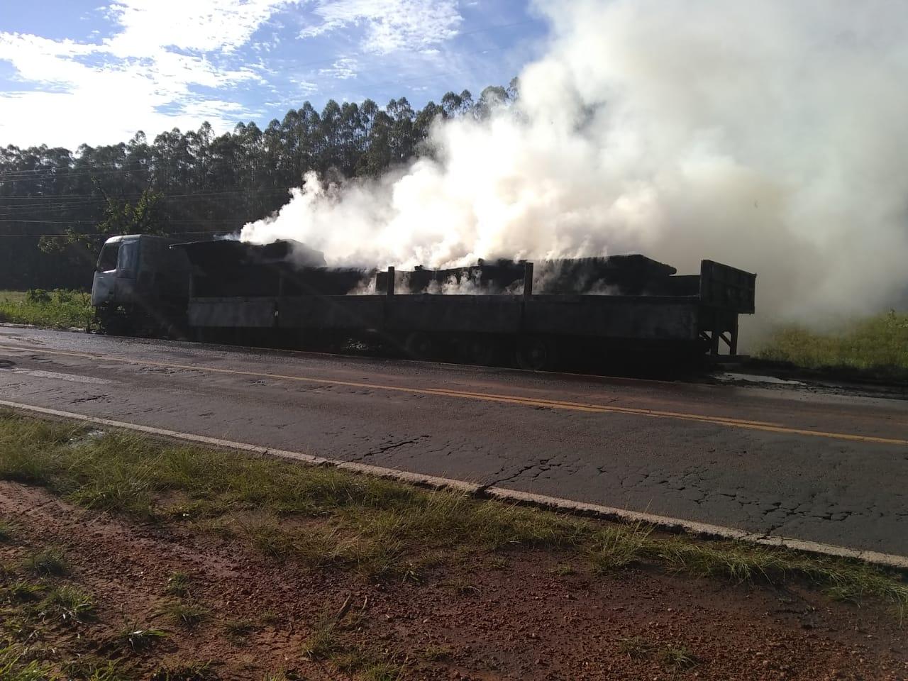 BR-262: Bombeiros apagam incêndio em carreta que transportava MDF BR-262: Bombeiros apagam incêndio em carreta que transportava MDF