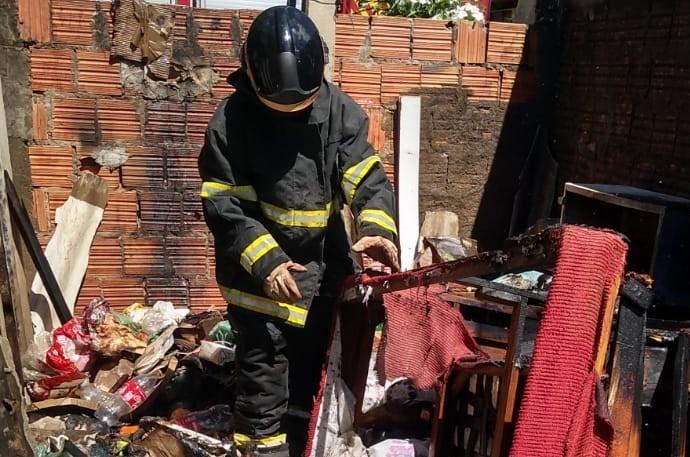 Bombeiros agem rápido e evitam que incêndio atingisse residência no bairro Ipacaraí Bombeiros agem rápido e evitam que incêndio atingisse residência no bairro Ipacaraí