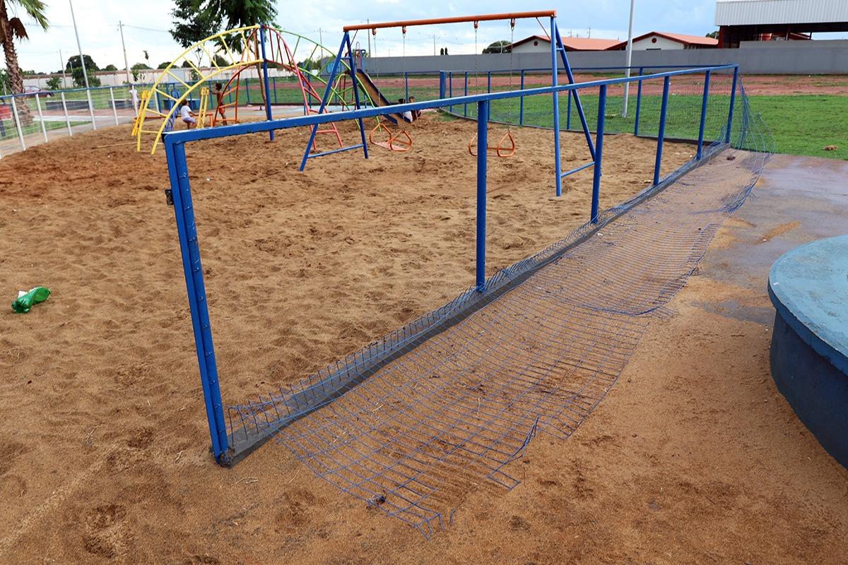 Prefeitura investiga vandalismo no Parquinho da Praça do Novo Oeste