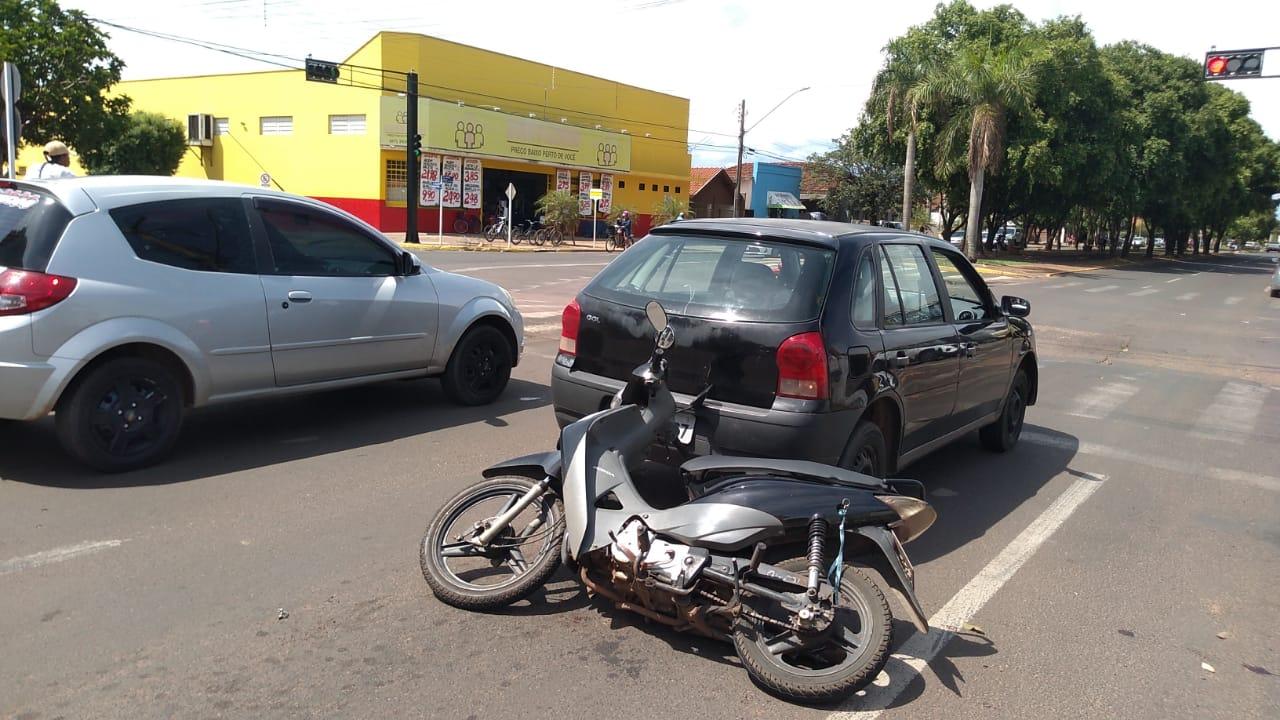 Acidente entre carro e moto mobiliza equipe do Corpo de Bombeiros 
