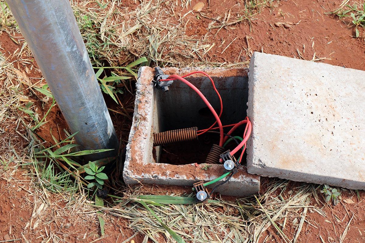 Polícia busca informações para tentar identificar ladrão que furtou toda fiação elétrica de avenida no Jd. Carandá  