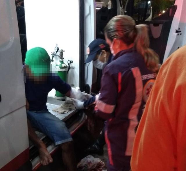 Homem esfaqueado na praça Ramez Tebet é socorrido pelo SAMU Homem esfaqueado na praça Ramez Tebet é socorrido pelo SAMU