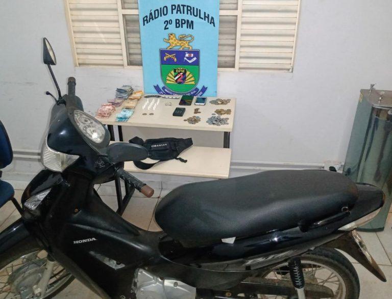 Casal acusado de tráfico usava moto furtada para entregar drogas 