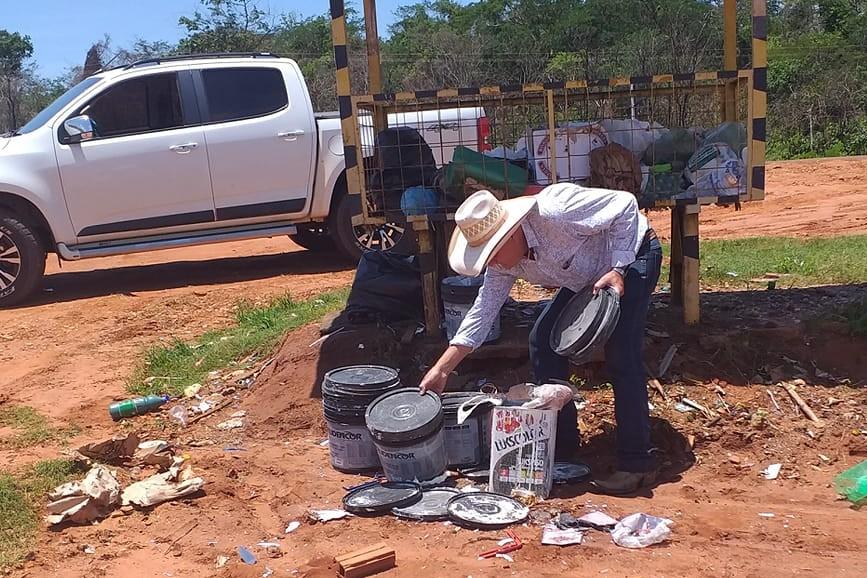 Guerreiro é visto recolhendo lixos na região dos ranchos do Rio Sucuriú