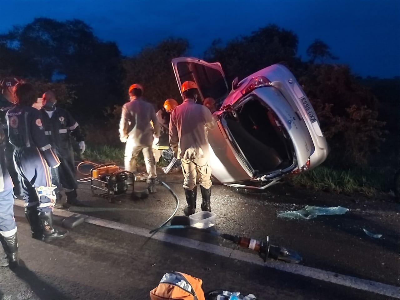 Uma pessoa morre em acidente na BR-158 entre carro de passeio e Van 