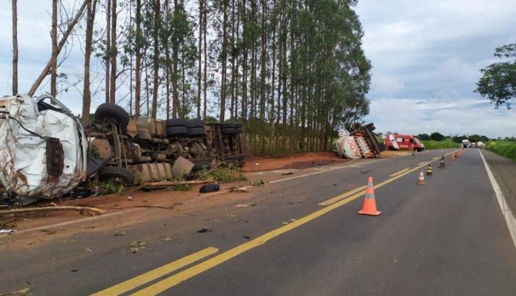 Motorista que tombou bitrem na BR-158 tentava desviar de pneu solto na pista Motorista que tombou bitrem na BR-158 tentava desviar de pneu solto na pista