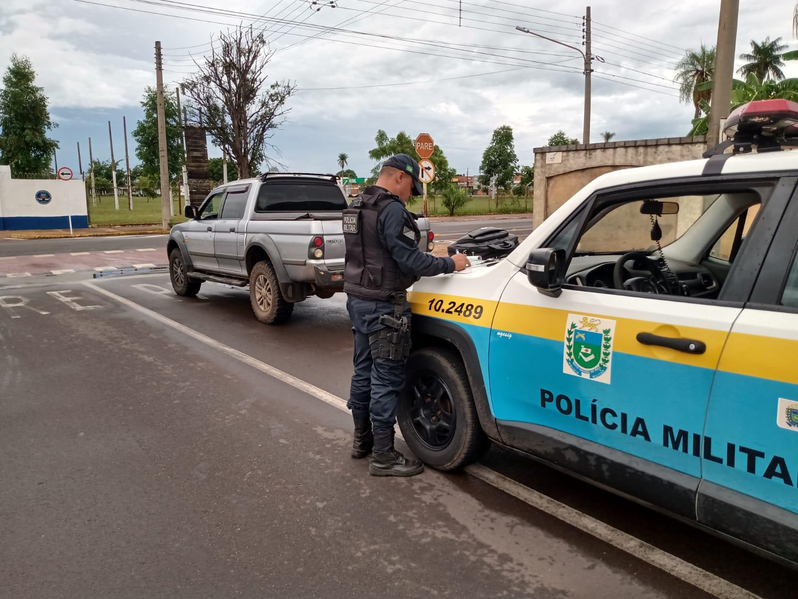 Pediu para ser parado: Motorista passa ao lado da polícia com som alto e agora vai responder por dirigir sem CNH 