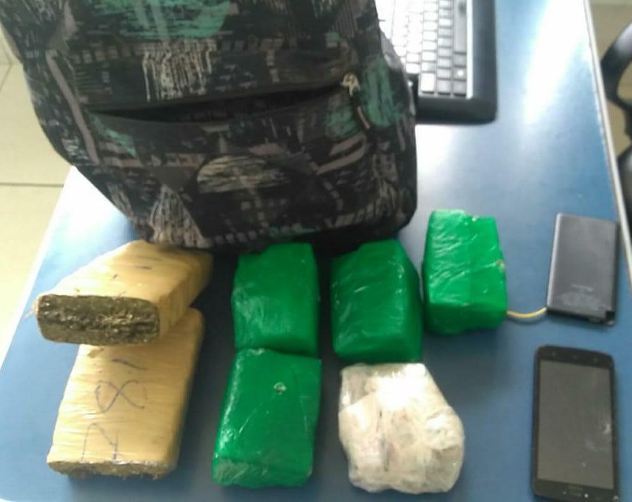 Mesmo com disparos de fuzil e pistola .40, traficantes abandonam droga e conseguem fugir da polícia   