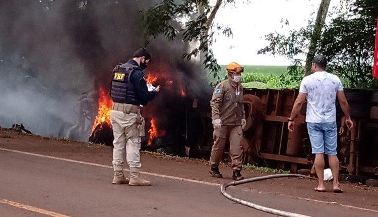 Bombeiro é atropelado quando atendia incêndio em caminhão de porcos na BR-376