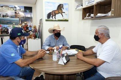 Guerreiro discute desenvolvimento social e econômico com empresário local e vereador de Anaurilândia