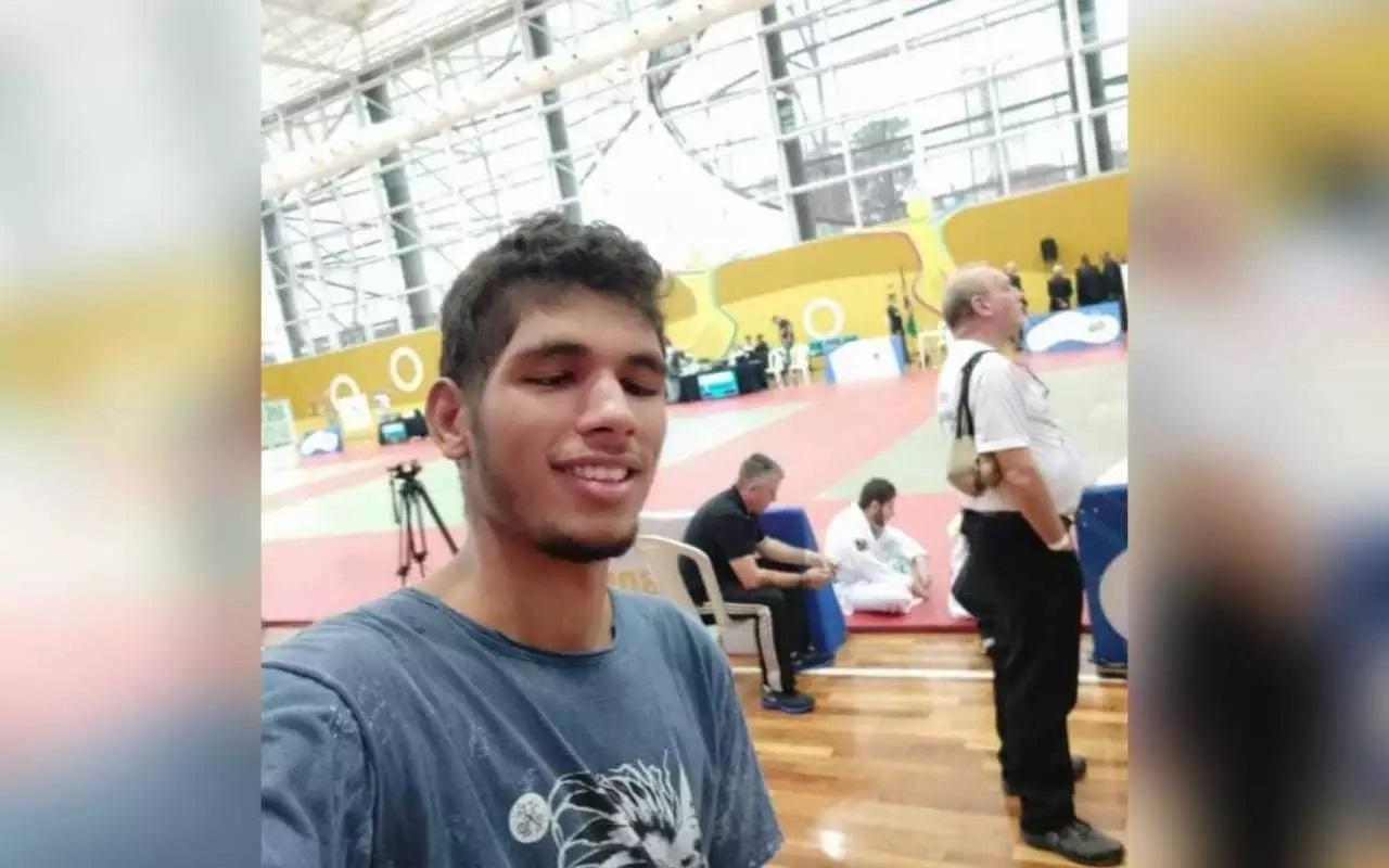 Mãe diz que teve de pagar 1,7 mil para ter corpo do filho assassinado de volta Mãe diz que teve de pagar 1,7 mil para ter corpo do filho assassinado de volta