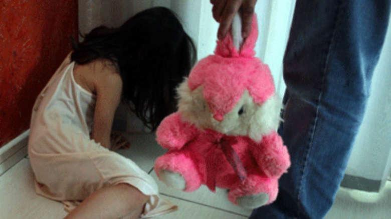 Padrasto estupra menina de 11 anos e diz a mulher estar ‘apaixonado’ por criança Padrasto estupra menina de 11 anos e diz a mulher estar ‘apaixonado’ por criança