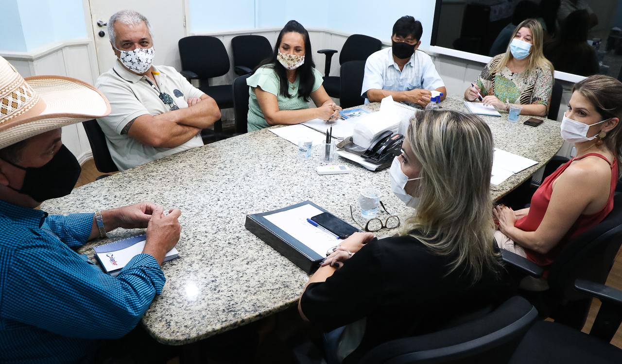 Prefeito de Três Lagoas realiza reunião com secretários e promotor para iniciar construção do Gatil e Canil Municipal Prefeito de Três Lagoas realiza reunião com secretários e promotor para iniciar construção do Gatil e Canil Municipal