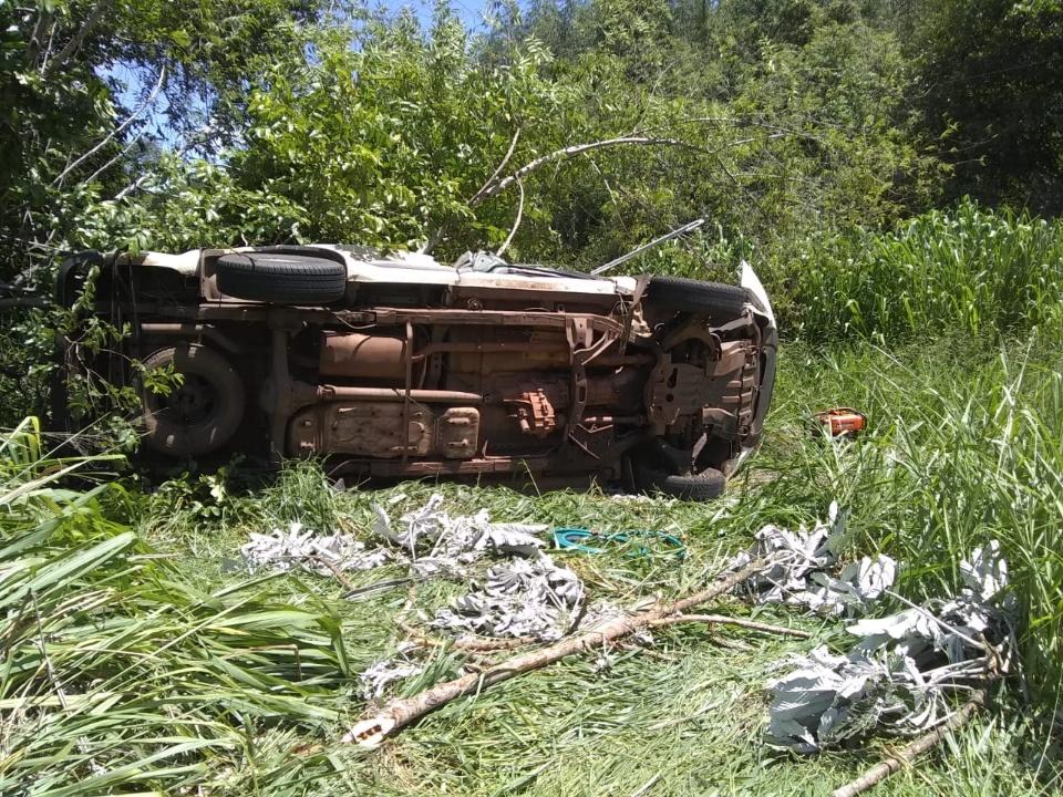 Capotamento na BR-262 deixa duas pessoas feridas, uma delas com afundamento no crânio   