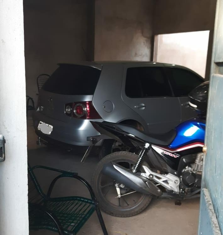 Casa de “Bin Laden” do Guanabara tinha VW Golf, moto, dinheiro, drogas e até cofre