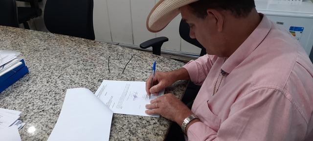Guerreiro assina contratos para realização de diversos serviços, aquisições de equipamentos e máquinas Guerreiro assina contratos para realização de diversos serviços, aquisições de equipamentos e máquinas