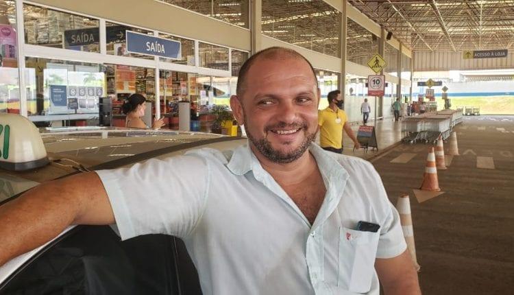 Sem cobrar nada, taxista de MS usa o carro para levar idosos para tomar vacina contra a Covid-19 Sem cobrar nada, taxista de MS usa o carro para levar idosos para tomar vacina contra a Covid-19