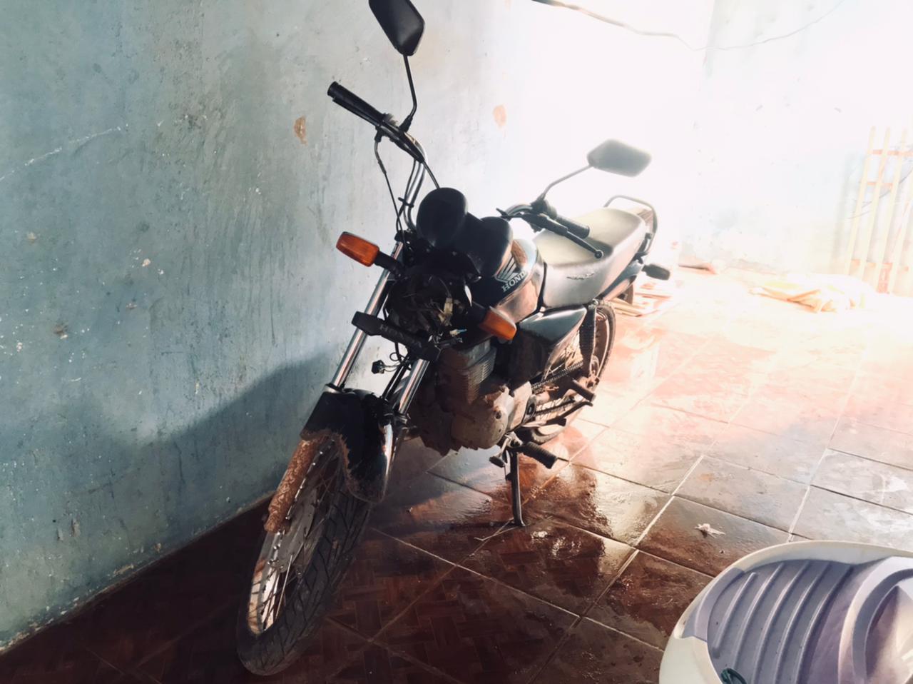 Moto furtada é encontrada em residência abandonada no bairro Guanabara 