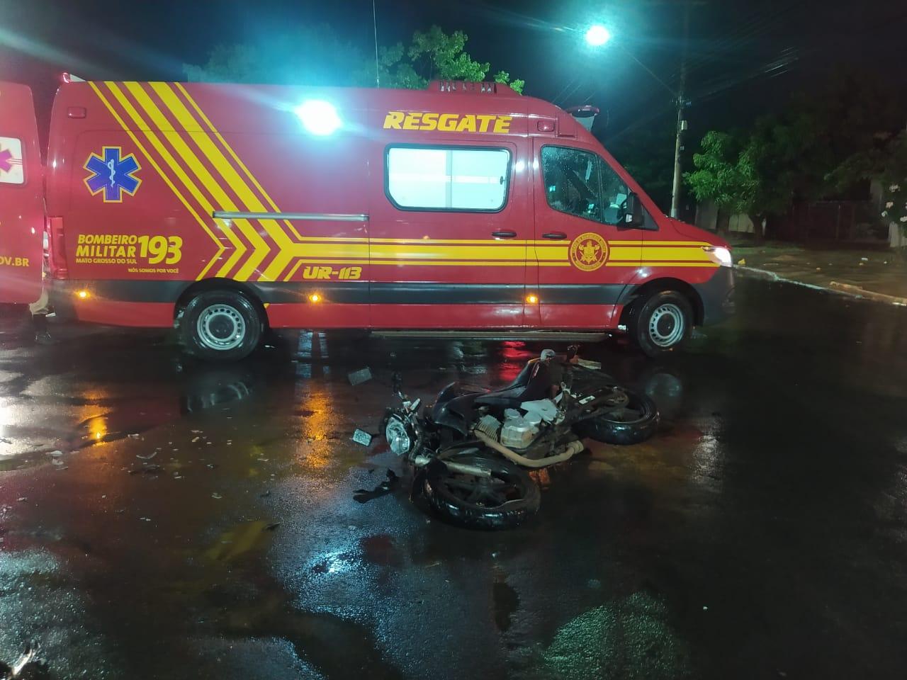 Capacete escapa em acidente e motociclista sofre corte na cabeça 