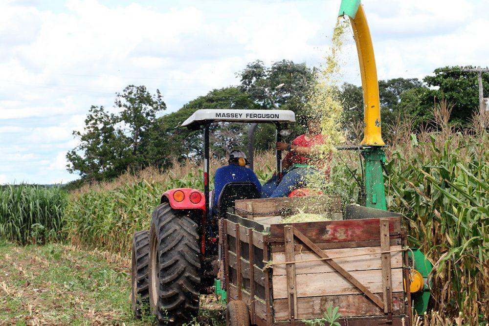 Patrulha mecanizada auxilia pequenos produtores rurais da região da Pedreira em Três Lagoas