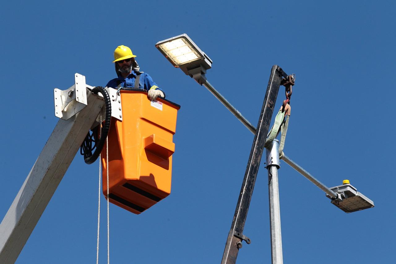 Prefeitura faz contrato temporário para manutenção da rede de iluminação pública Prefeitura faz contrato temporário para manutenção da rede de iluminação pública