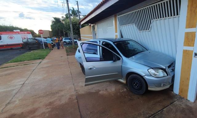 Após acidente, carro bate em portão de residência; uma das vítimas foi socorrida em estado de choque 