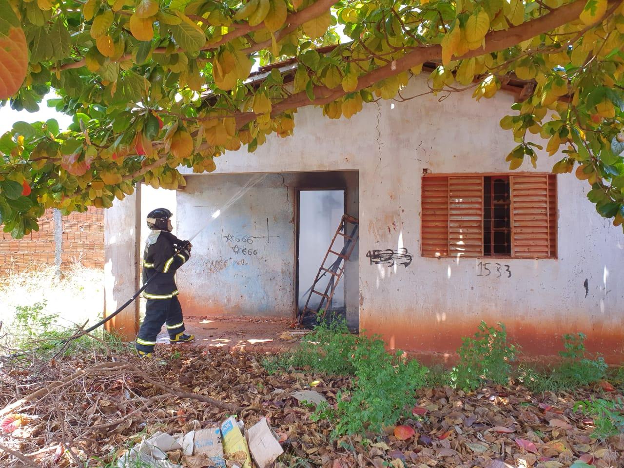 Usuários de drogas colocam fogo em roupas e bombeiros são acionados no bairro Vila Nova