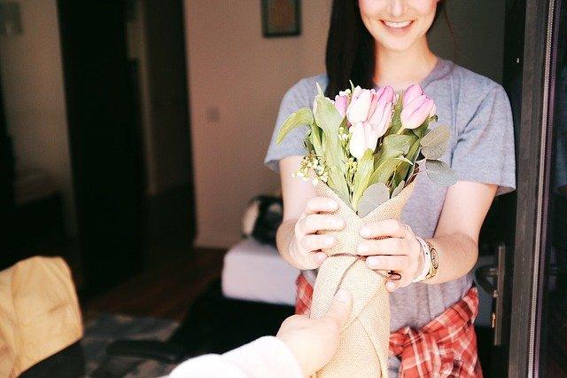Pesquisa do Procon aponta que buquê de rosas varia de R$ 85 a R$ 110